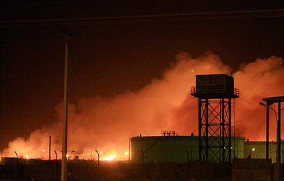 המפעל עולה באש. חלק ממתחם צבאי בדרום חרטום (צילום: רויטרס)