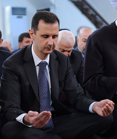 נשיא סוריה בשאר אסד מתפלל בחודש שעבר (צילום: רויטרס)
