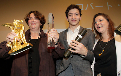 לוריין לוי (משמאל) עם השחקן ז'ול סיטרוק והמפיקה וירז'יני לקומב (צילום: AP)