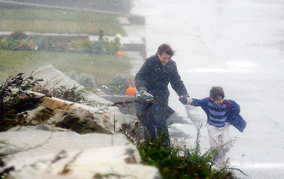אם ובנה בגשם של מסצ'וסטס (צילום: רויטרס)