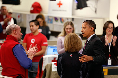 אובמה במרכז החירום של הצלב האדום. "עוד קהילות יושפעו" (צילום: AP)
