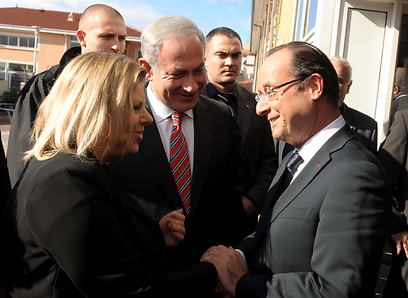 Netanyahu (C), his wife Sara and Hollande in Toulouse (Photo: Avi Ohayon, GPO)