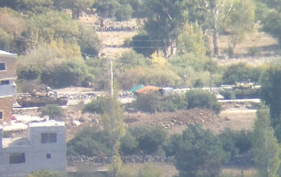טנק סורי כפי שנראה באזור הגבול. נשלח באימייל האדום  (צילום: גבע ברעם)