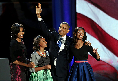 חגיגה משפחתית. ברק, מישל, סשה ומליה אובמה (צילום: AFP)