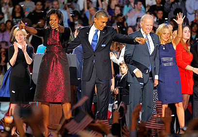 נשארים בבית הלבן. משפחות אובמה וביידן (צילום: AP)