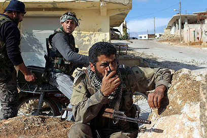 לא מצליחים להפיל את אסד מכיסאו. מורדים סורים באידליב (צילום: רויטרס)