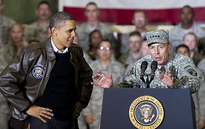 2010. עדיין במדים, לצדו של אובמה (צילום: AFP)