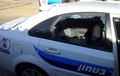 אחת הרקטות פגעה ברכב ביטחון, שניים נפצעו. שער הנגב, הבוקר (צילום: יואב זיתון)