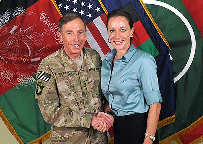 הגנרל והמאהבת. פטראוס וברודוול (צילום: ISAF NATO, AFP)