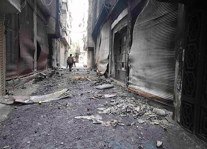 הרס ברחובות. הפצצות צבא אסד נמשכות (צילום: רויטרס)