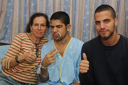 שמעון אלנקרי בבית החולים עם אמו ואחיו (צילום: הרצל יוסף)