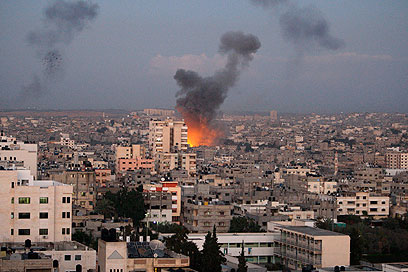התקיפות הישראליות בעזה נמשכות (צילום: AP)