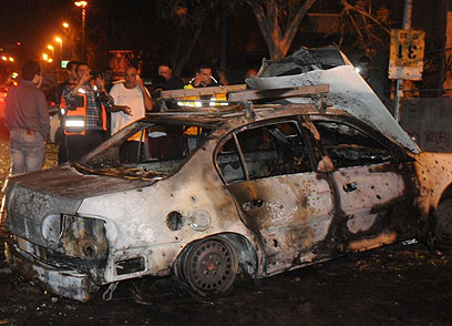 מכונית שספגה פגיעה בבאר שבע, הערב (צילום: הרצל יוסף)
