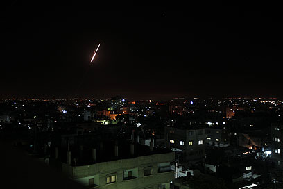 ארכיון. שיגור רקטה מרפיח לעבר ישראל (צילום: AFP)