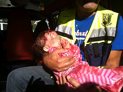 תינוקת שנפצעה בקריית מלאכי, הבוקר (צילום: גדעון רחמים)