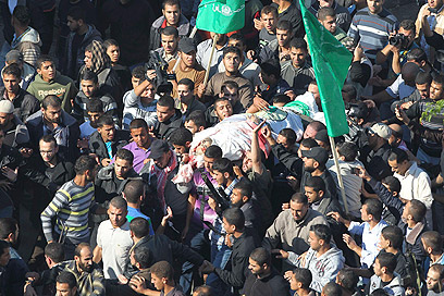 הלווייתו של אחמד ג'עברי בעזה (צילום: רויטרס)