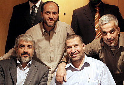 ג'עברי עם בכירי חמאס, בהם חאלד משעל, אחרי עסקת שליט (צילום: EPA)