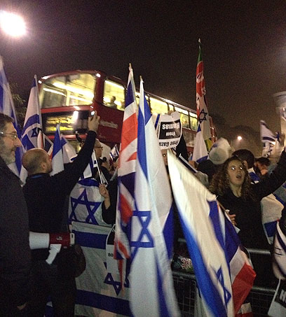 דגלי ישראל ובריטניה בהפגנת התמיכה מול ההפגנה הפרו-פלסטינית (צילום: רונה זינמן)