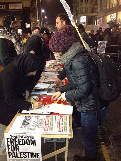 מחתימים אנשים לפעילות בהפגנה בלונדון (צילום: רונה זינמן)