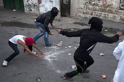 מיידים אבנים בירושלים. "החייל הגיב בירי" (צילום: AFP )