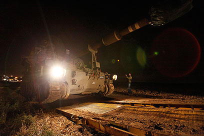 טנקים בגבול עזה, הערב (צילום: רויטרס)