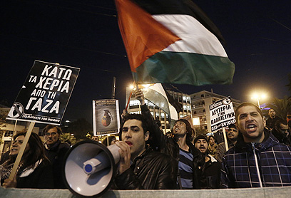 הפגנה מול שגרירות ישראל ביוון (צילום: רויטרס)