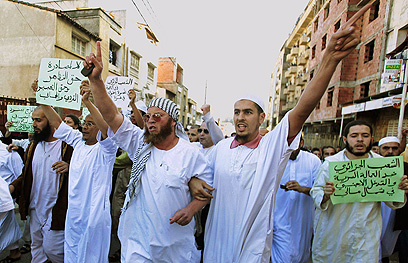 מפגינים באלג'יר התעמתו עם המשטרה (צילום: EPA)