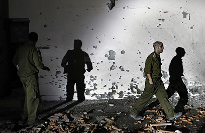 נזקים בעקבות פגיעת רקטה ביישוב בישראל (צילום: AP)