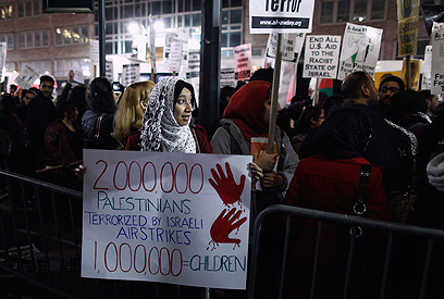 הפגנה מול הקונסוליה בניו יורק ביום חמישי (צילום: רויטרס)