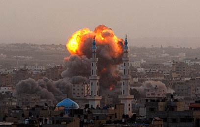 הפצצה ישראלית בעזה (צילום: AP)