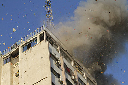 הפצצה ממוקדת של מרכז התקשורת שבו פעל ערוץ חמאס (צילום: AFP)