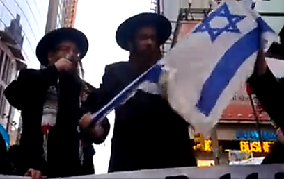 נטורי קרתא קורעים את דגל ישראל בטיימס סקוור אתמול