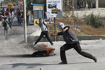 רעולי פנים בהפגנה אלימה באזור בית לחם (צילום: EPA)