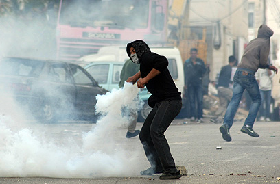 גז מדמיע בכפר חלול (צילום: AFP)