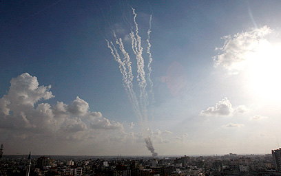 שיגורים, נפילות ותקיפות. יום שישי למבצע "עמוד ענן" (צילום:AP)