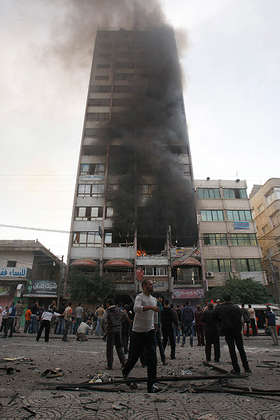 בניין "א-שורוק" אחרי הפגיעה. המטרה: ארבעה אנשי ג'יהאד איסלאמי (צילום: EPA)