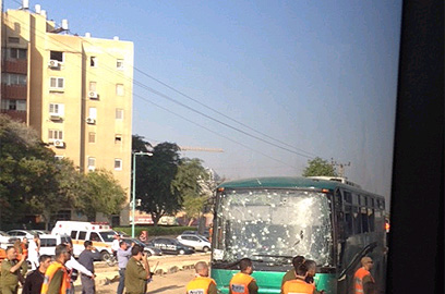 אוטובוס שנפגע בבאר שבע (צילום: וטלי קינקלין)