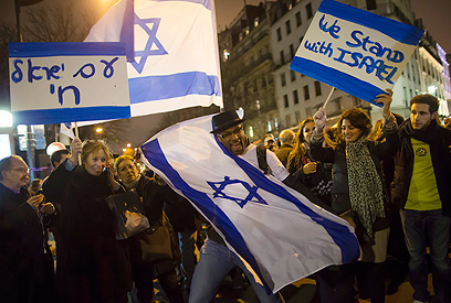 "אנחנו עומדים לצד ישראל". פריז (צילום: EPA)