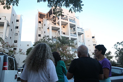 הבניין בראשון לציון שנפגע מטיל ארוך טווח של חמאס (צילום: מוטי קמחי)