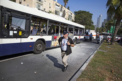 האוטובוס לאחר הפיגוע  (צילום: AP)