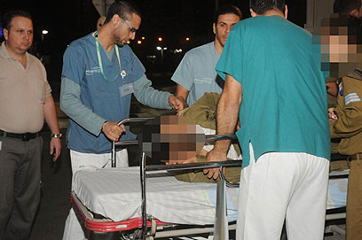 פינוי אחד החיילים שנפצעו לבית חולים סורוקה (צילום: הרצל יוסף)