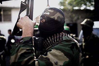 חמאס חוגג ניצחון. הלוויית מחבל חמאס שנערכה בשבת  (צילום: AFP)