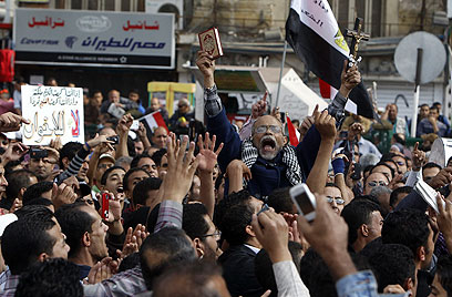 חזרה לכיכר תחריר. מפגינים נגד מורסי (צילום: רויטרס)