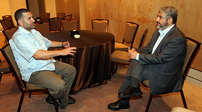 המנהיג המדיני עם ראש הזרוע הצבאית. משעל וג'עברי ב-2011 (צילום: EPA)