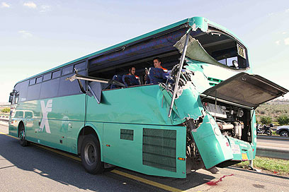 אנשי הצלה בתוך האוטובוס שנפגע (צילום: עידו ארז)