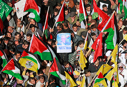 המונים הגיעו לעצרת בחברון (צילום: AFP)