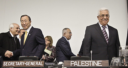 מזכ"ל האו"ם באן (משמאל), ומימינו אבו מאזן (צילום: AP)