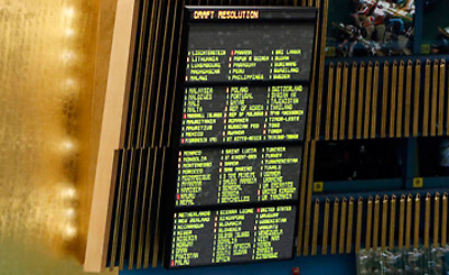 לוח ההצבעה באו"ם. רק 9 נקודות אדומות (צילום: רויטרס)