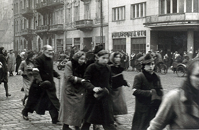 גטו ורשה.   במהלך החיפושים נמצאו מאות תמונות של הרחובות היהודיים בגטו, שמהן ניתן ללמוד דווקא על חיי השגרה בגטו 