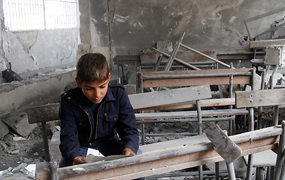 ילד בבית ספר שנפגע בהתקפות צבא אסד בחלב (ארכיון) (צילום: AP)